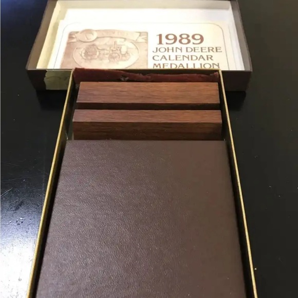 1989 John Deere Model D Calendar Medallion NEW IN BOX - Picture 5 of 7